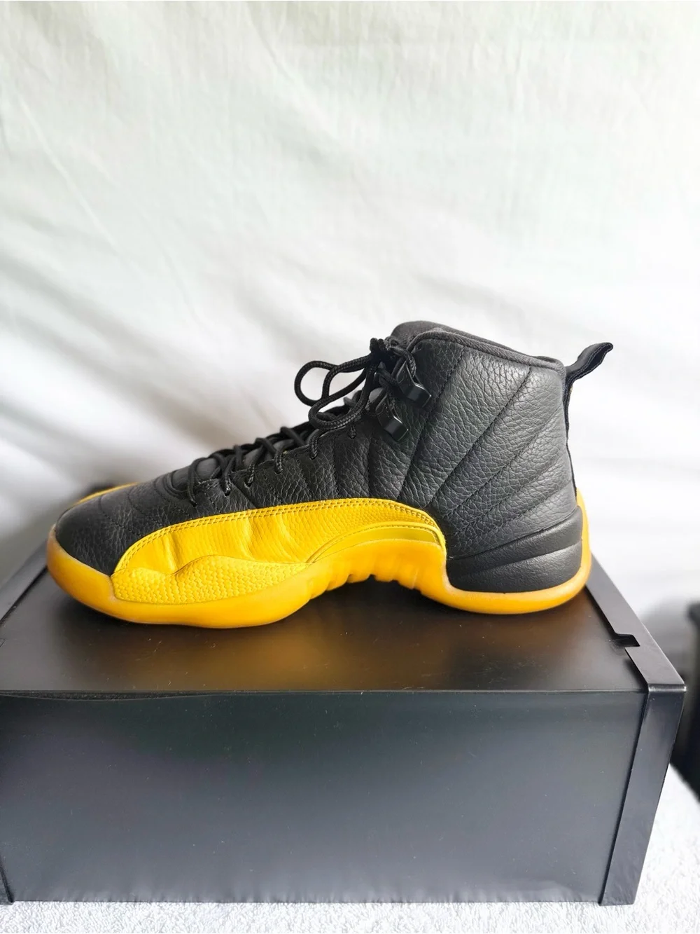 AUTHENTIC Jordan 12 Retro Black University Gold size 9 130690-070 2020 PRE-OWNED
